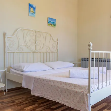Apartment By The Sea West